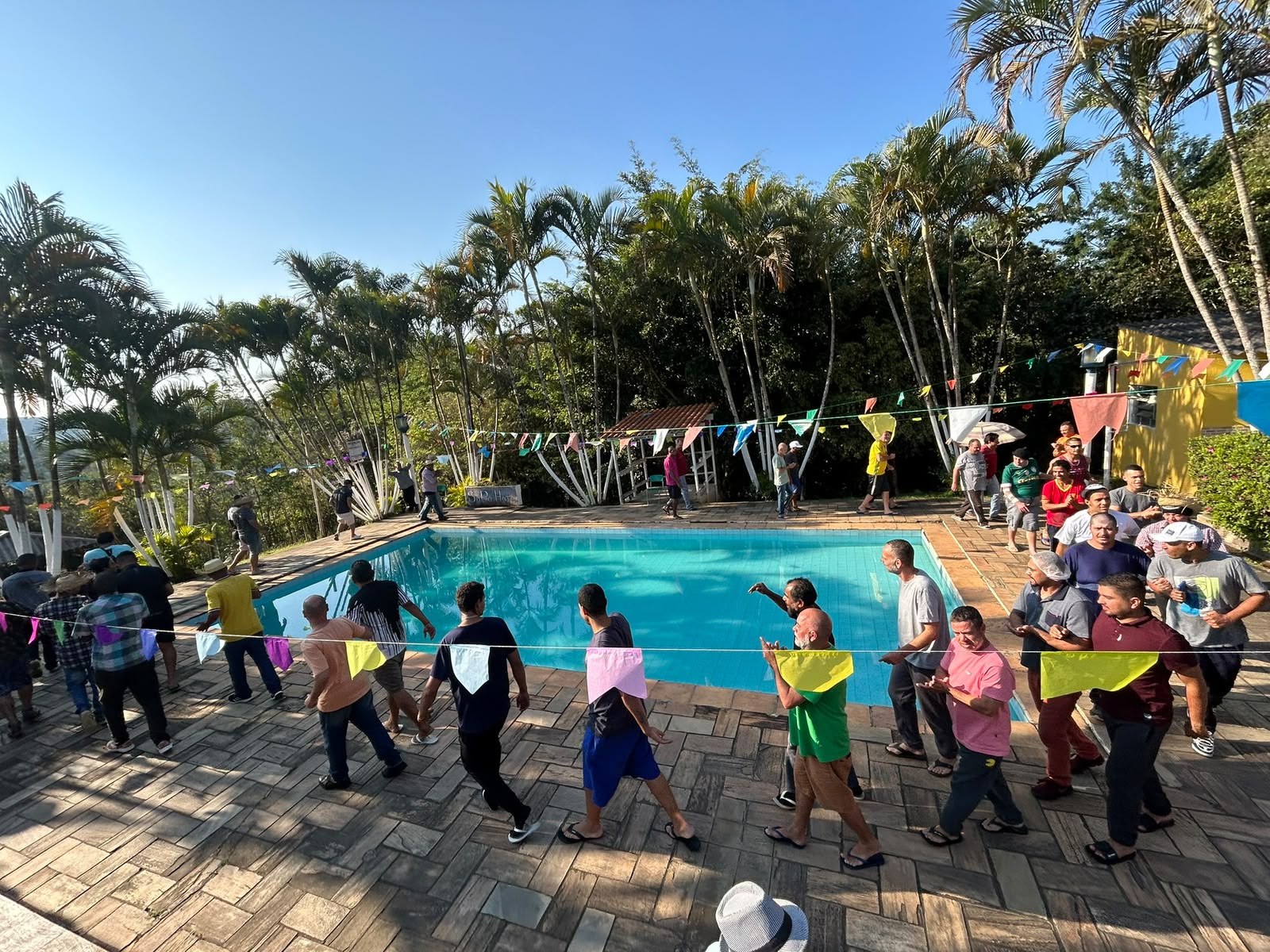 Confraternização dos acolhidos na área da piscina